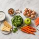 Alimentos saludables para los dientes junto a dulces y refrescos
